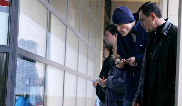 Zagreb, 160211.
Zavod za zaposljavanje, Zvonimirova.
Brojka nezaposlenih u sijecnju narasla je na preko 334.000 nezaposlenih. To je najvise u posljednjih 8 godina.
Na slici: gradjani u potrazi za poslom pregledavaju oglase za poslove koji su objeseni na v