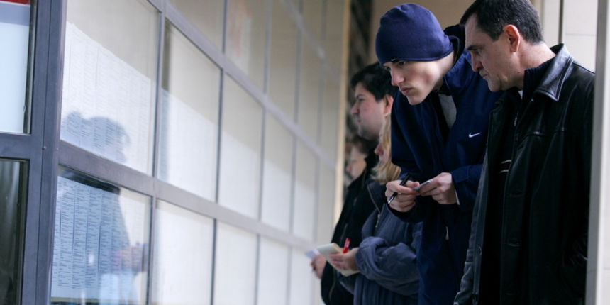 Zagreb, 160211.
Zavod za zaposljavanje, Zvonimirova.
Brojka nezaposlenih u sijecnju narasla je na preko 334.000 nezaposlenih. To je najvise u posljednjih 8 godina.
Na slici: gradjani u potrazi za poslom pregledavaju oglase za poslove koji su objeseni na v Zagreb, 160211.
Zavod za zaposljavanje, Zvonimirova.
Brojka nezaposlenih u sijecnju narasla je na preko 334.000 nezaposlenih. To je najvise u posljednjih 8 godina.
Na slici: gradjani u potrazi za poslom pregledavaju oglase za poslove koji su objeseni na v