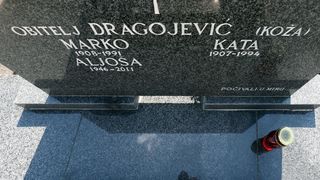 Grobnica obitelji Dragojević u Veloj Luci Grobnica obitelji Dragojević u Veloj Luci