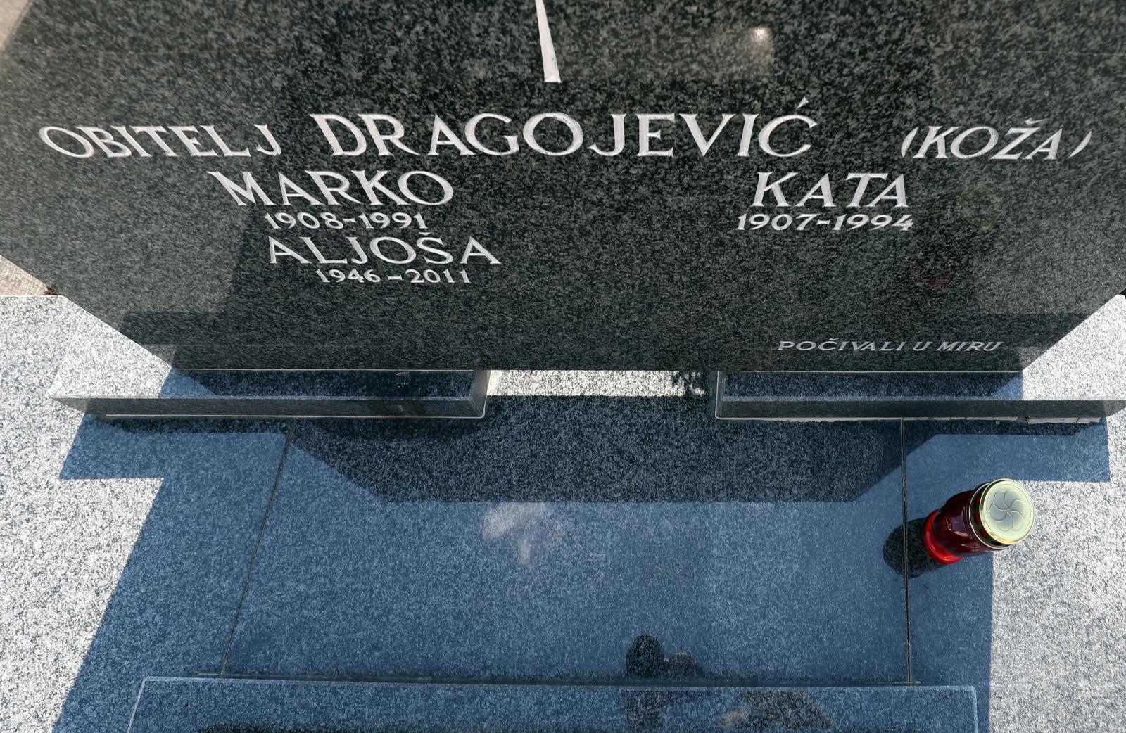 Grobnica obitelji Dragojević u Veloj Luci Grobnica obitelji Dragojević u Veloj Luci