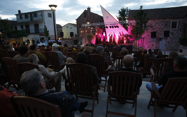 Biograd na Moru, 130510. 
Domacin ovogodisnje dodjele diskografske nagrade Porin je grad Biograd na Moru.
Druge veceri Porina odrzan je koncert klape Intrade. 
Foto: Jure Miskovic / CROPIX