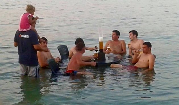 U Neviđanima na otoku Pašmanu ekipa uživa u moru