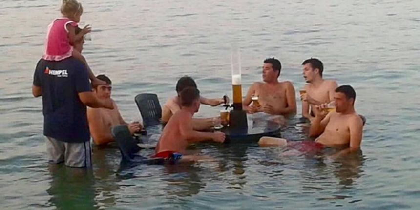 U Neviđanima na otoku Pašmanu ekipa uživa u moru U Neviđanima na otoku Pašmanu ekipa uživa u moru