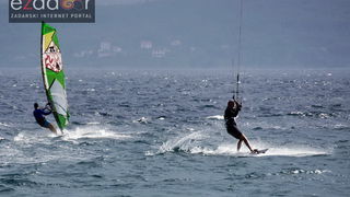 Guštanje surfera u jakom jugu Guštanje surfera u jakom jugu