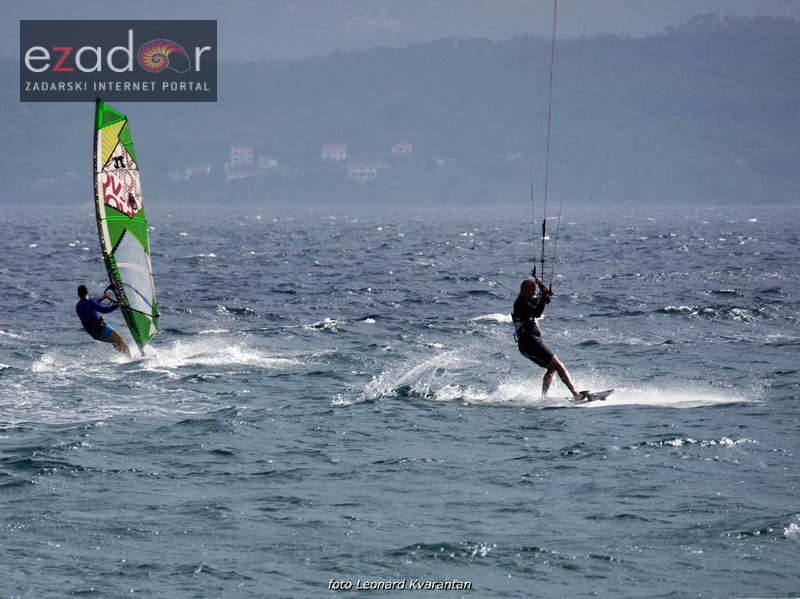 Guštanje surfera u jakom jugu Guštanje surfera u jakom jugu