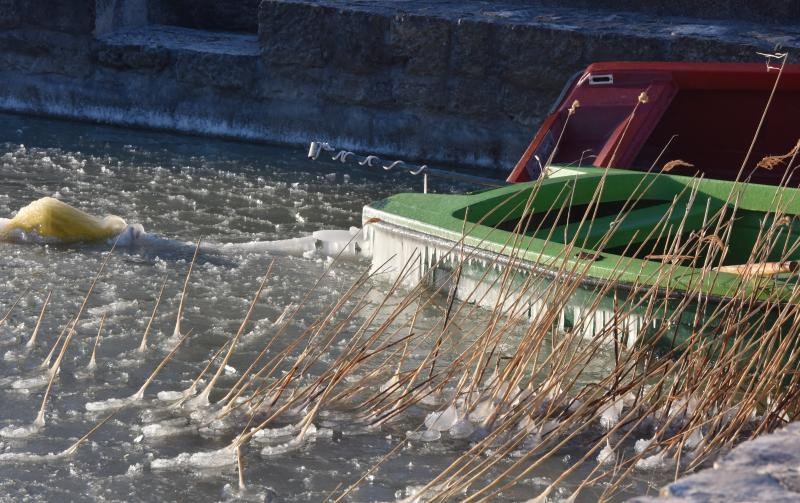 Zaledilo Vransko jezero u lučici na Prosici