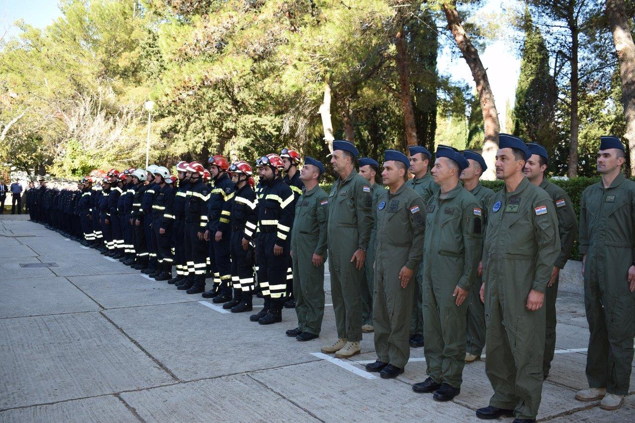 U Divuljama održana tematska sjednica premijera i župana o požarnoj sezoni U Divuljama održana tematska sjednica premijera i župana o požarnoj sezoni