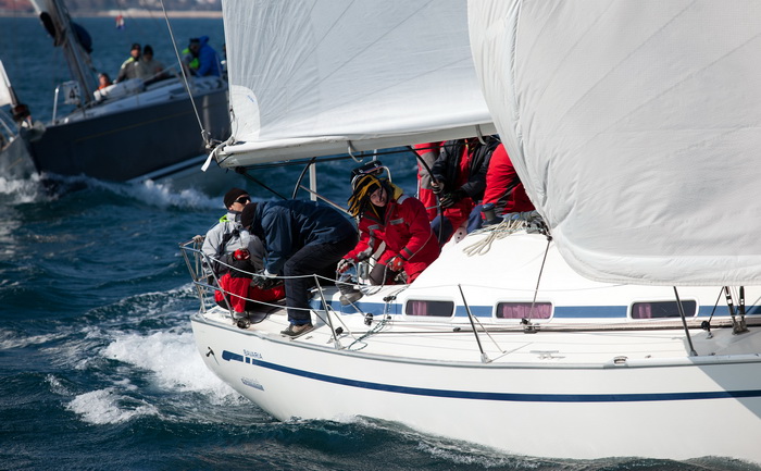 Zadar, 260211.
U Biogradskom akvatoriju se ovoga vikenda odrzava 11. Karnevalska regata. U tri jedrenja natjecati ce se 50-ak brodova.
Na slici: detalj sa subotnjeg jedrenja.
Foto: Vladimir Ivanov / CROPIX Zadar, 260211.
U Biogradskom akvatoriju se ovoga vikenda odrzava 11. Karnevalska regata. U tri jedrenja natjecati ce se 50-ak brodova.
Na slici: detalj sa subotnjeg jedrenja.
Foto: Vladimir Ivanov / CROPIX