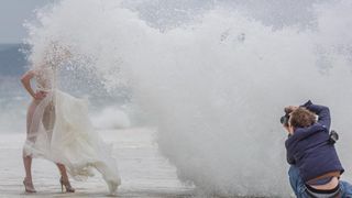 Tijekom snimanja reklamne kampanje valovi doslovno “okupali” manekenku na zadarskoj rivi