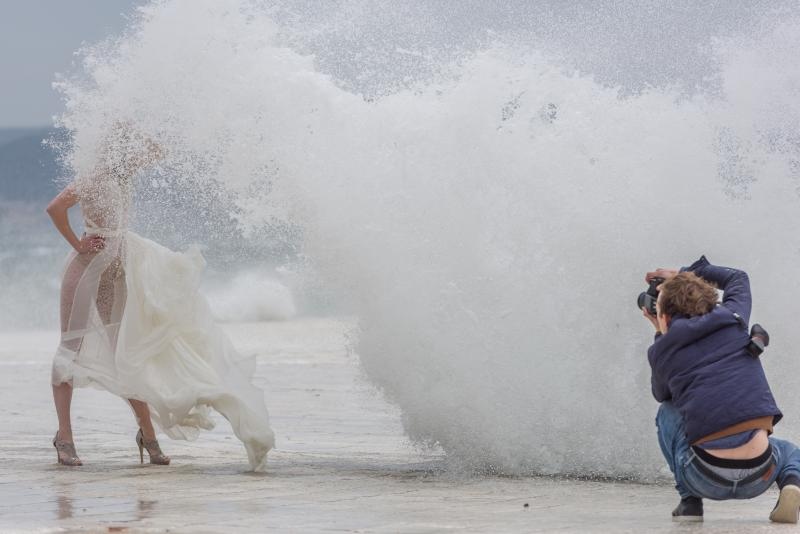 Tijekom snimanja reklamne kampanje valovi doslovno “okupali” manekenku na zadarskoj rivi