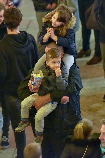 Deset tisuća posjetitelja uživalo u otvorenju Adventa u Zadru- koncertu Ivana Zaka i vatrometu