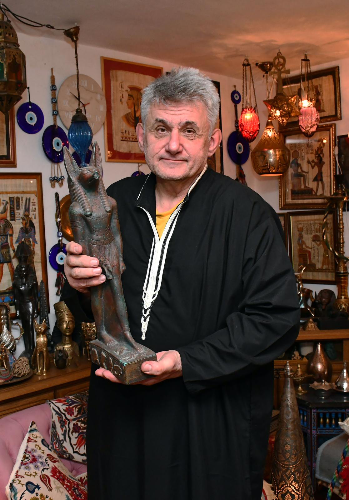 Brođanin Stanislav Hudi živi u kući koju je uredio u egipatskom stilu Brođanin Stanislav Hudi živi u kući koju je uredio u egipatskom stilu