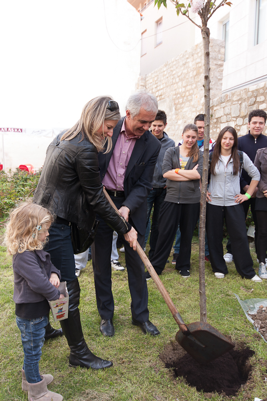 Župan Stipe Zrilić posadio trešnju u dvorištu nove zgrade KLZ-a, foto: Darko Belančić Župan Stipe Zrilić posadio trešnju u dvorištu nove zgrade KLZ-a, foto: Darko Belančić