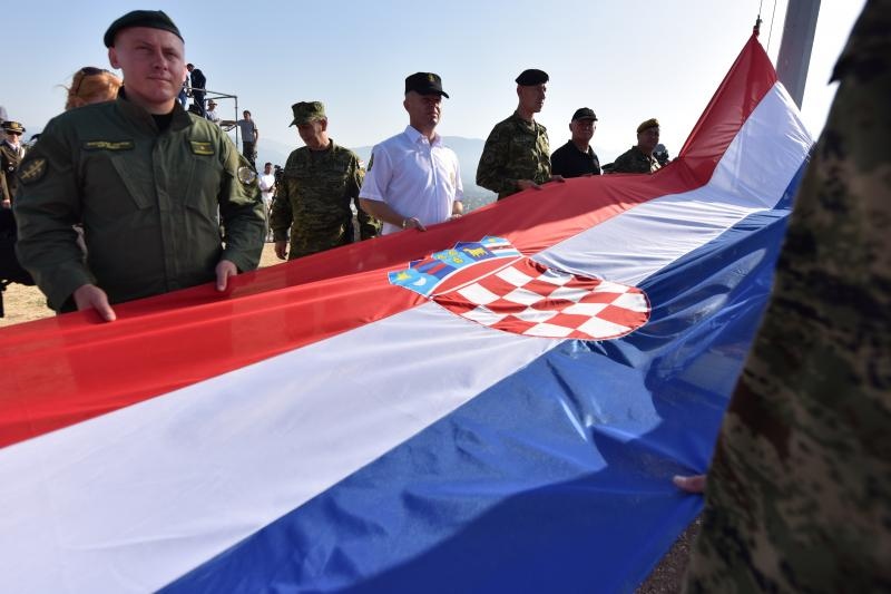 Uz zvukove hime “Lijepa naša” podignuta je zastava Republike Hrvatske na Kninskoj tvrđavi Uz zvukove hime “Lijepa naša” podignuta je zastava Republike Hrvatske na Kninskoj tvrđavi