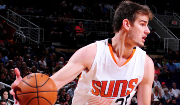 Hezonjin “brat po poziciji na ljestvici” je hrvatski košarkaš u dresu Phoenix Sunsa Dragan Bender. Što su New York Knicksi na Istoku, to su Sunsi na Zapadu. jednostavno – zadnji.