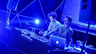 Zrce, Pag, 170812.
Tulumarenje na Zrcu traje danonocno, a najpopularniji su after beach i night party u Aquariusu.
Foto: Goran Telak / CROPIX