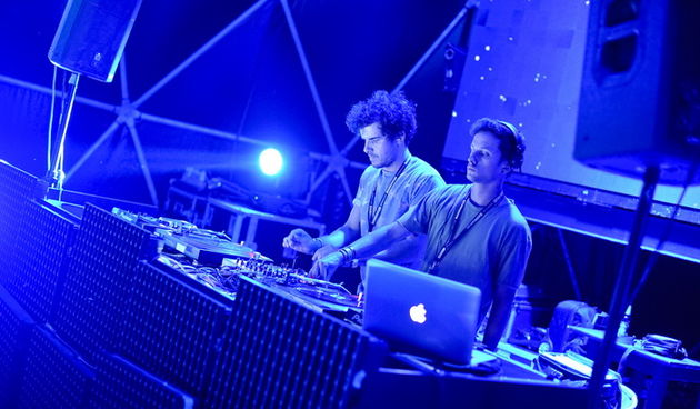 Zrce, Pag, 170812.
Tulumarenje na Zrcu traje danonocno, a najpopularniji su after beach i night party u Aquariusu.
Foto: Goran Telak / CROPIX