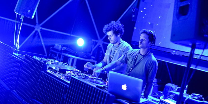 Zrce, Pag, 170812.
Tulumarenje na Zrcu traje danonocno, a najpopularniji su after beach i night party u Aquariusu.
Foto: Goran Telak / CROPIX