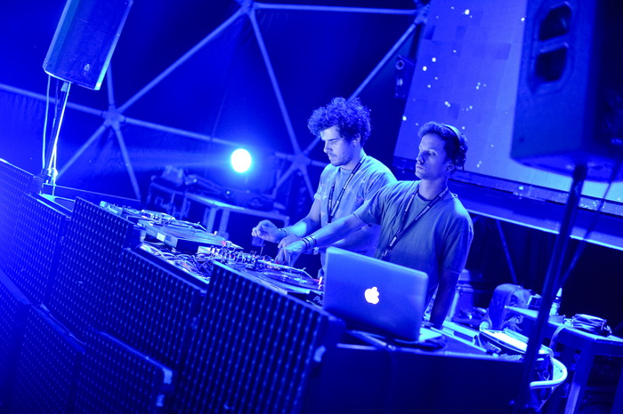 Zrce, Pag, 170812.
Tulumarenje na Zrcu traje danonocno, a najpopularniji su after beach i night party u Aquariusu.
Foto: Goran Telak / CROPIX