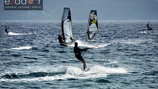 Guštanje surfera u jakom jugu Guštanje surfera u jakom jugu