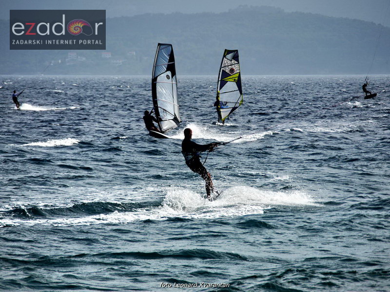 Guštanje surfera u jakom jugu Guštanje surfera u jakom jugu
