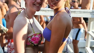 Zrce, Pag, 170812.
Tulumarenje na Zrcu traje danonocno, a najpopularniji su after beach i night party u Aquariusu.
Foto: Goran Telak / CROPIX