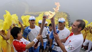 Olimpijska baklja na kineskom zidu