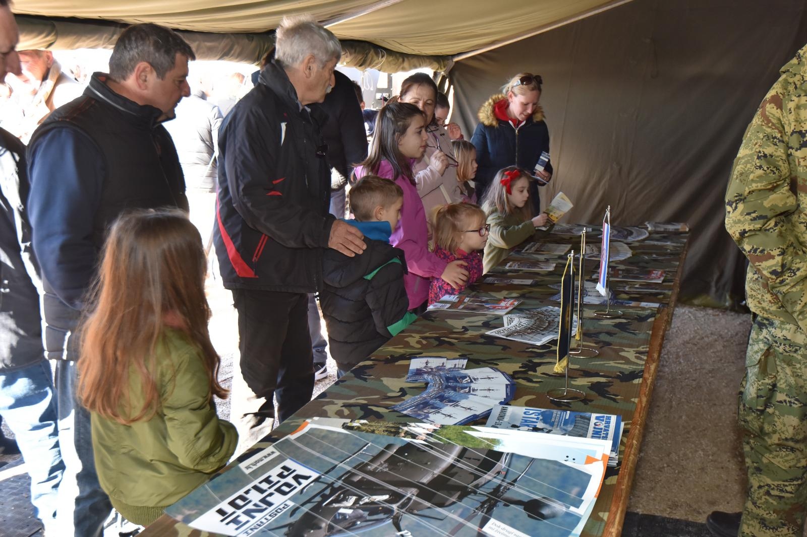 Otvorena izložba vojne opreme, oružja i vozila na zadarskoj rivi