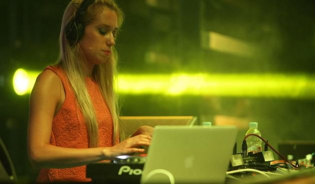 Plaza Zrce, prvi dan Allure Music festivala koji se odrzava u klubu Kalypso. Na Allure Music festivalu sve DJ-ice, plesacice, hostese su iskljucivo zene sto ga cini posebno od svih drugih festivala koji se odrzavaju na Zrcu. Photo: Luka Stanzl/PIXSELL