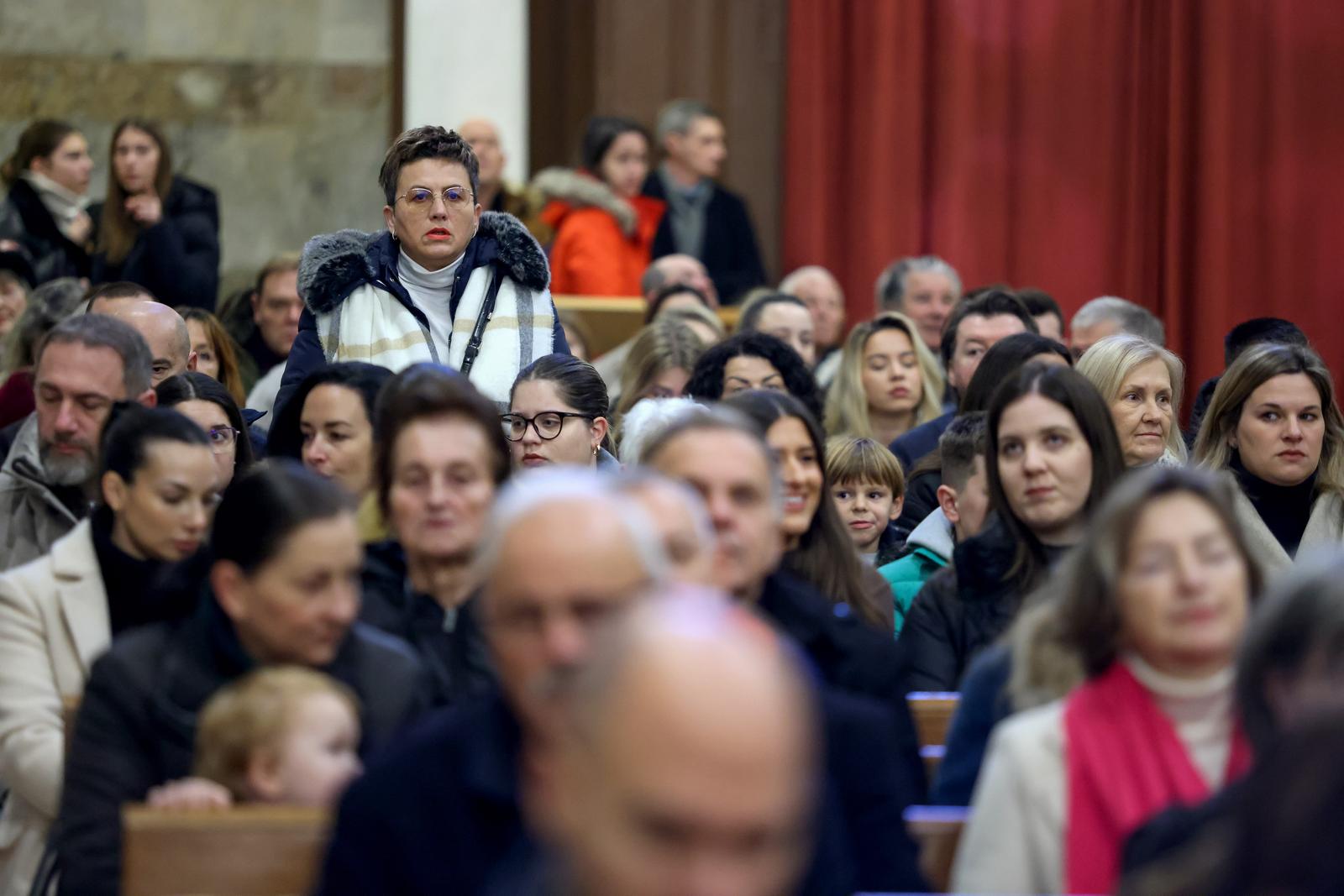 Nadbiskup Milan Zgrablić predvodio je misu na Božić u katedrali svete Stošije