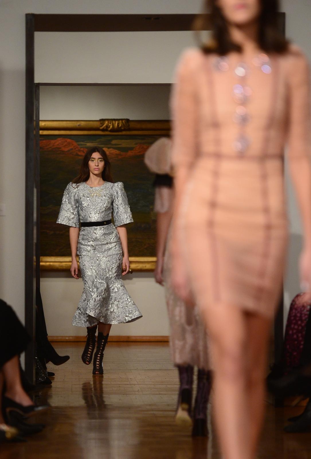 Modna revija “Lei Lou” Aleksandre Dojčinović u Modernoj galeriji