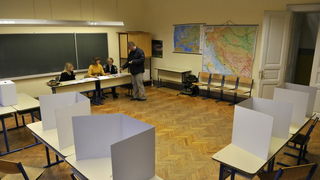 Zagreb, 100110.
Drugi krug predsjednickih izbora 2010. u kojem gradjani biraju izmedju Ive Josipovica i Milana Bandica. Gradjani RH mogli su glasati na 6863 izborna mjesta u zemlji i inozemstvu.
Foto: Bruno Konjevic / CROPIX