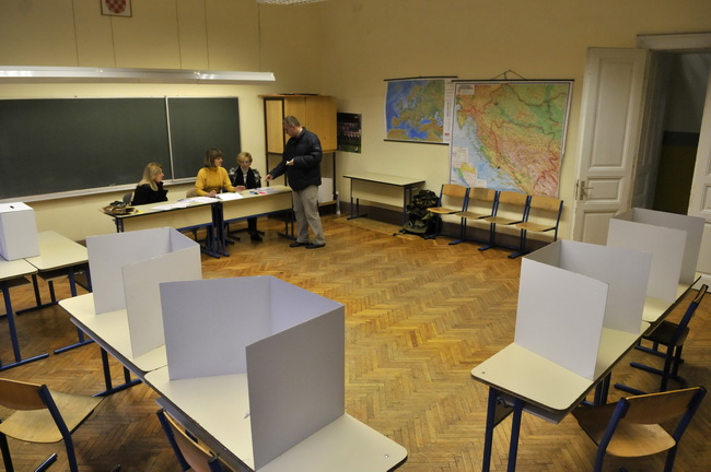 Zagreb, 100110.
Drugi krug predsjednickih izbora 2010. u kojem gradjani biraju izmedju Ive Josipovica i Milana Bandica. Gradjani RH mogli su glasati na 6863 izborna mjesta u zemlji i inozemstvu.
Foto: Bruno Konjevic / CROPIX