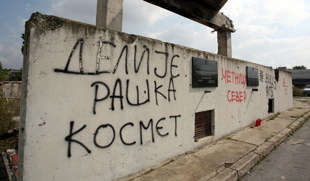 Vukovar, 130910.

Grafiti neprimjerenog i nacionalistickog sadrzaja ispisani cirilicnim pismom osvanuli kod spomen-obiljezja na mjestu srusene zgrade Borovo Commercea u Vukovaru. Ispisane su rijeci “cetnici”, “Kosmet”, “Raska” i cetiri cirilicna slova S.
