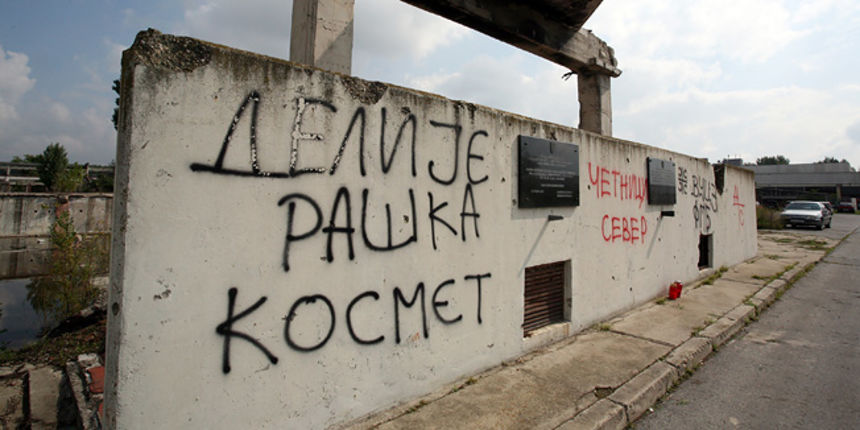 Vukovar, 130910.
Grafiti neprimjerenog i nacionalistickog sadrzaja ispisani cirilicnim pismom osvanuli kod spomen-obiljezja na mjestu srusene zgrade Borovo Commercea u Vukovaru. Ispisane su rijeci “cetnici”, “Kosmet”, “Raska” i cetiri cirilicna slova S. Vukovar, 130910.
Grafiti neprimjerenog i nacionalistickog sadrzaja ispisani cirilicnim pismom osvanuli kod spomen-obiljezja na mjestu srusene zgrade Borovo Commercea u Vukovaru. Ispisane su rijeci “cetnici”, “Kosmet”, “Raska” i cetiri cirilicna slova S.