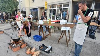 U sklopu Benkovackog kulturnog ljeta Grad Benkovac i Turisticka zajednica Grada Benkovca vec cetvrtu godinu za redom organiziraju manifestaciju Puzevim korakom. Radi se o gastro manifestaciji pripreme i degustacije puzeva. Posjetitelji su imali prilike d U sklopu Benkovackog kulturnog ljeta Grad Benkovac i Turisticka zajednica Grada Benkovca vec cetvrtu godinu za redom organiziraju manifestaciju Puzevim korakom. Radi se o gastro manifestaciji pripreme i degustacije puzeva. Posjetitelji su imali prilike d