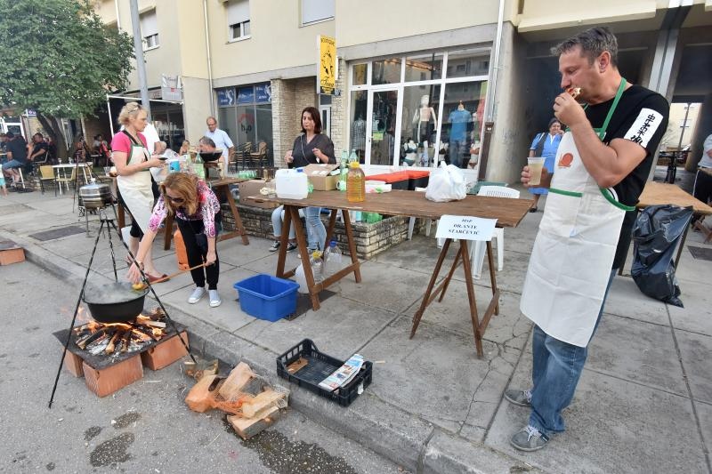 U sklopu Benkovackog kulturnog ljeta Grad Benkovac i Turisticka zajednica Grada Benkovca vec cetvrtu godinu za redom organiziraju manifestaciju Puzevim korakom. Radi se o gastro manifestaciji pripreme i degustacije puzeva. Posjetitelji su imali prilike d U sklopu Benkovackog kulturnog ljeta Grad Benkovac i Turisticka zajednica Grada Benkovca vec cetvrtu godinu za redom organiziraju manifestaciju Puzevim korakom. Radi se o gastro manifestaciji pripreme i degustacije puzeva. Posjetitelji su imali prilike d