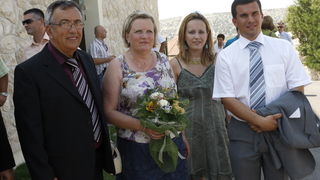 Kolan, Pag, 170710
Danas je premijerka Jadranka Kosor u Kolanu na otoku Pagu otvorila novu siranu Gligora. Sirevi iz sirane Gligora dobivaju najprestiznije nagrade i priznanja. 
Na slici Ivan Gligora (lijevo) vlasnik sirane sa obitelji.
Foto: Jure Miskovi