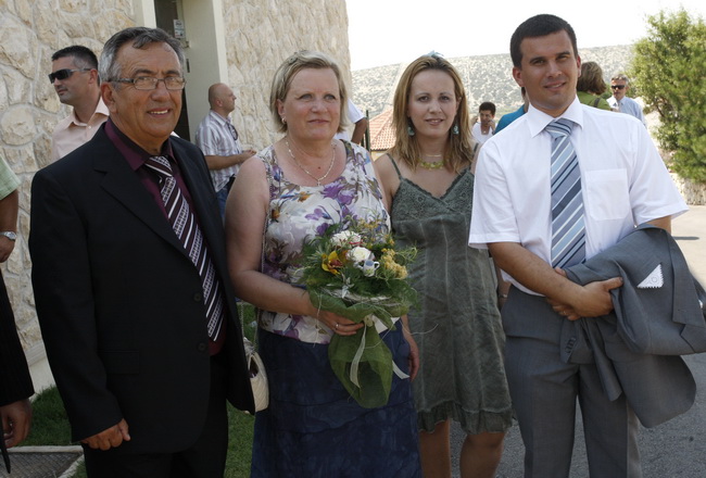 Kolan, Pag, 170710
Danas je premijerka Jadranka Kosor u Kolanu na otoku Pagu otvorila novu siranu Gligora. Sirevi iz sirane Gligora dobivaju najprestiznije nagrade i priznanja. 
Na slici Ivan Gligora (lijevo) vlasnik sirane sa obitelji.
Foto: Jure Miskovi