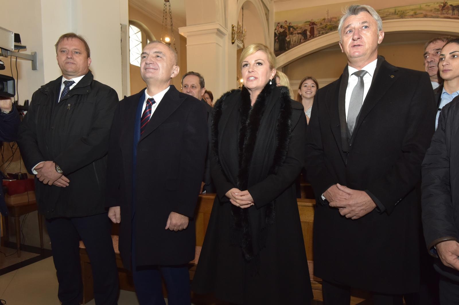 Kolinda Grabar Kitarović s albanskim predsjednikom susrela se sa stanovnicima Arbanasa Kolinda Grabar Kitarović s albanskim predsjednikom susrela se sa stanovnicima Arbanasa