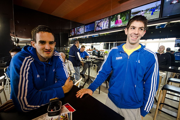 Druženje s košarkašima Zadra u Caffe baru Forum, Foto: Mia Čop Druženje s košarkašima Zadra u Caffe baru Forum, Foto: Mia Čop