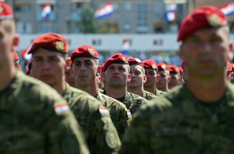 Svečano postrojavanje na stadionu u Kranjčevićevoj u povodu Dana Oružanih snaga Republike Hrvatske. Foto. PIXSELL Svečano postrojavanje na stadionu u Kranjčevićevoj u povodu Dana Oružanih snaga Republike Hrvatske. Foto. PIXSELL