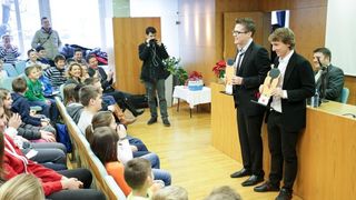 Luki Modriću u dječjoj bolnici u Klaićevoj uručena nagrada nogometaša godine, Photo: Petar Glebov/PIXSELL Luki Modriću u dječjoj bolnici u Klaićevoj uručena nagrada nogometaša godine, Photo: Petar Glebov/PIXSELL