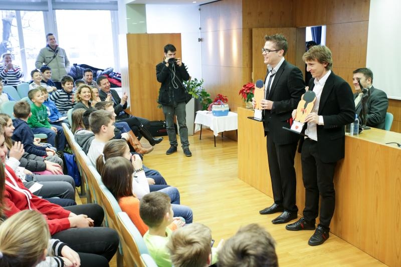 Luki Modriću u dječjoj bolnici u Klaićevoj uručena nagrada nogometaša godine, Photo: Petar Glebov/PIXSELL Luki Modriću u dječjoj bolnici u Klaićevoj uručena nagrada nogometaša godine, Photo: Petar Glebov/PIXSELL