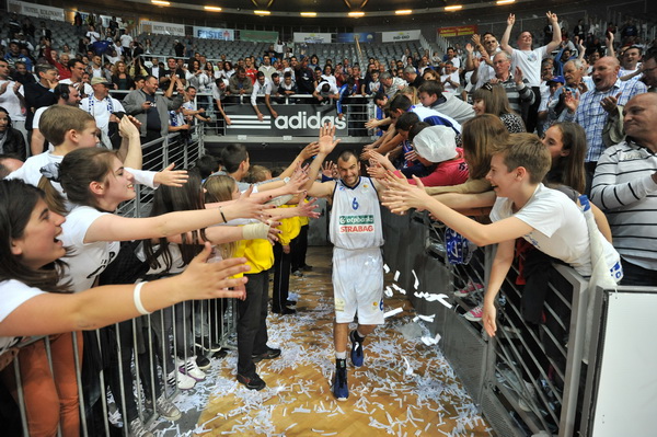 Zadar, 260513.
Dvorana Kresimira Cosica. 
3. polufinalna utakmica prvenstva Hrvatske izmedju KK Zadar i KK Cedevita.
Na fotografiji: slavlje Zadrana.
Foto: Luka Gerlanc / CROPIX