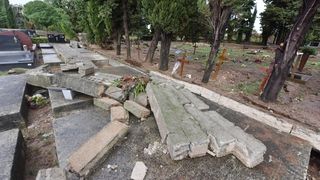 Djelatnici Nasada saniraju štetu na Gradskom groblju Zadar Djelatnici Nasada saniraju štetu na Gradskom groblju Zadar