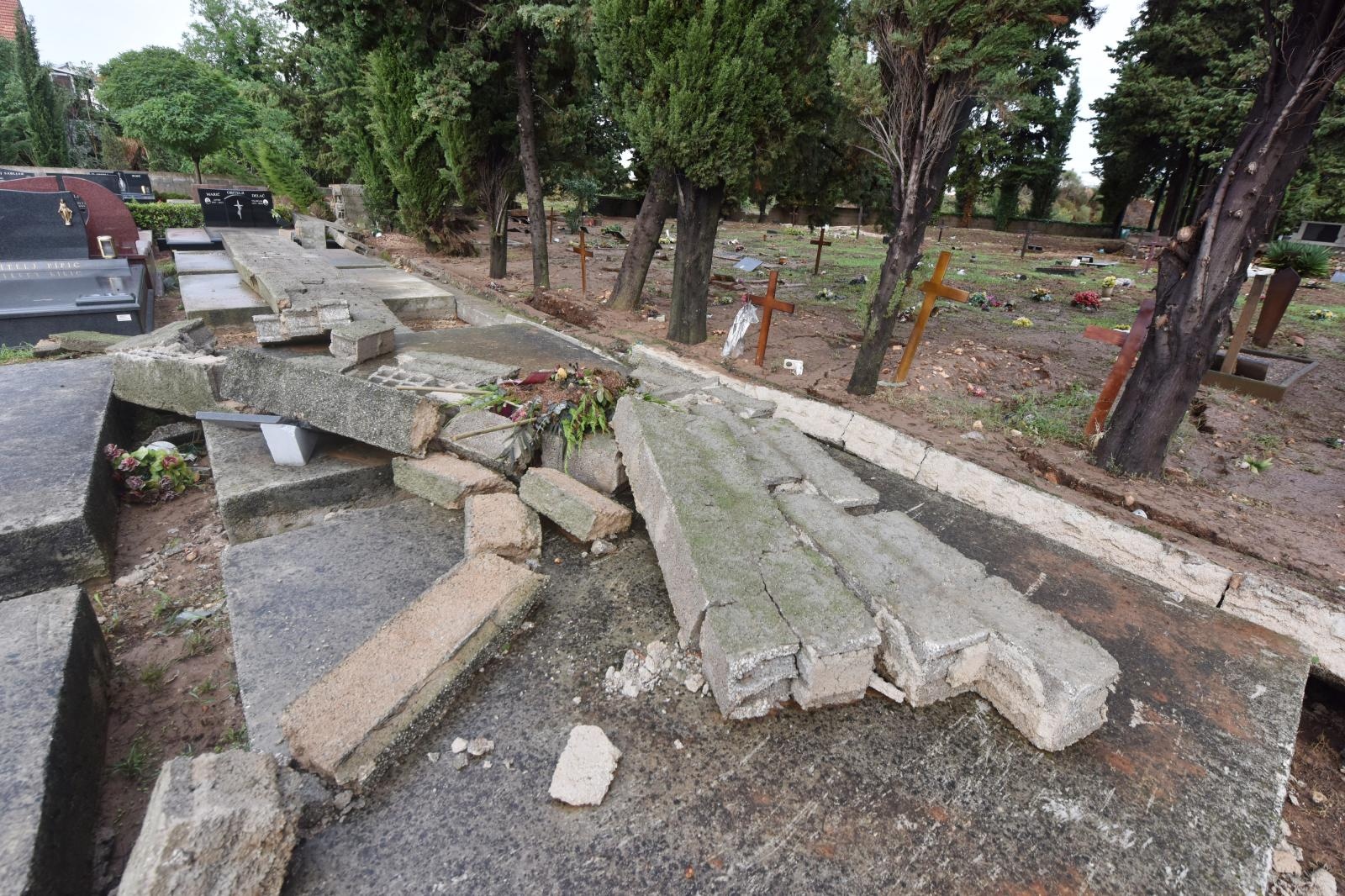 Djelatnici Nasada saniraju štetu na Gradskom groblju Zadar Djelatnici Nasada saniraju štetu na Gradskom groblju Zadar