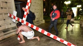 Zadarski performer Enio Mestrovic prosetao je centrom grada prerusen u Isusa noseci drveni kriz u hrvatskim detaljima. Prolazeci gradom uzvikivao je “Oprosti im Boze, ne znaju sto cine ni jedni ni drugi”. Photo: Dino Stanin/PIXSELL Zadarski performer Enio Mestrovic prosetao je centrom grada prerusen u Isusa noseci drveni kriz u hrvatskim detaljima. Prolazeci gradom uzvikivao je “Oprosti im Boze, ne znaju sto cine ni jedni ni drugi”. Photo: Dino Stanin/PIXSELL