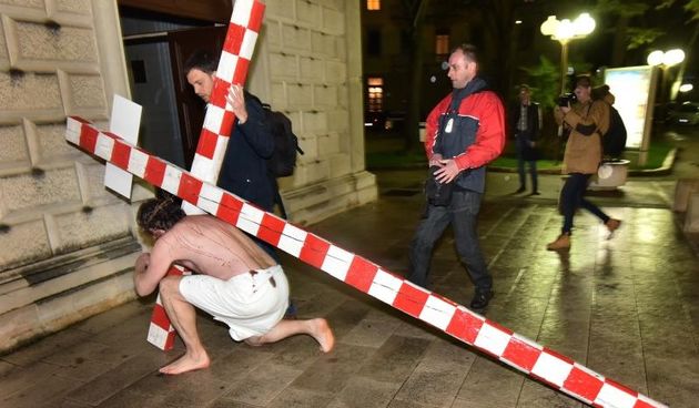 Zadarski performer Enio Mestrovic prosetao je centrom grada prerusen u Isusa noseci drveni kriz u hrvatskim detaljima. Prolazeci gradom uzvikivao je “Oprosti im Boze, ne znaju sto cine ni jedni ni drugi”. Photo: Dino Stanin/PIXSELL