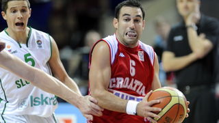 Katowice, 180909. Dvorana Sport Arena Spodek. Europsko prvenstvo u kosarci u Poljskoj, cetvrtfinale izmedju Slovenije i Hrvatske. Na slici: Marko Popovic sa loptom pored Lakovic i izbornik Zdovc. Foto: Drago Sopta  / CROPIX